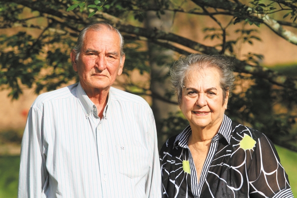 Aniversariando hoje o médico e professor Gualter Hughes Ferreira, na foto com a esposa Maria Helena Biancalana Ferreira. Eles são pais do prefeito Alexandre Ferreira (casado com a Cynthia), Marina (casada com Frederico Alonso) e Ana Paula (casada com Luís